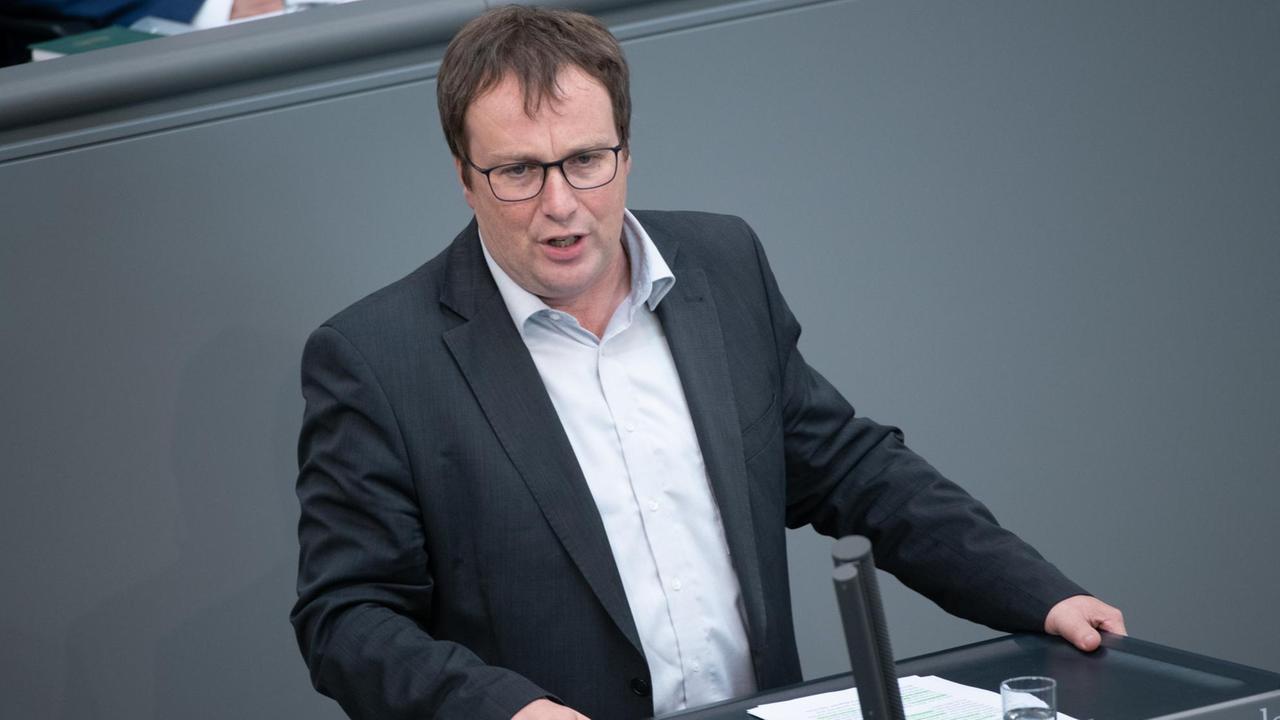 28.06.2018, Berlin: Der Bundestagsabgeordnete Oliver Krischer (Bündnis 90/Die Grünen) spricht im Bundestag bei der Aktuellen Stunde zum Thema "Schutz des Wassers vor Nitraten". Foto: Paul Zinken/dpa | Verwendung weltweit 28.06.2018, Berlin: Der Bundestagsabgeordnete Oliver Krischer (Bündnis 90/Die Grünen) spricht im Bundestag bei der Aktuellen Stunde zum Thema "Schutz des Wassers vor Nitraten". Foto: Paul Zinken/dpa | Verwendung weltweit