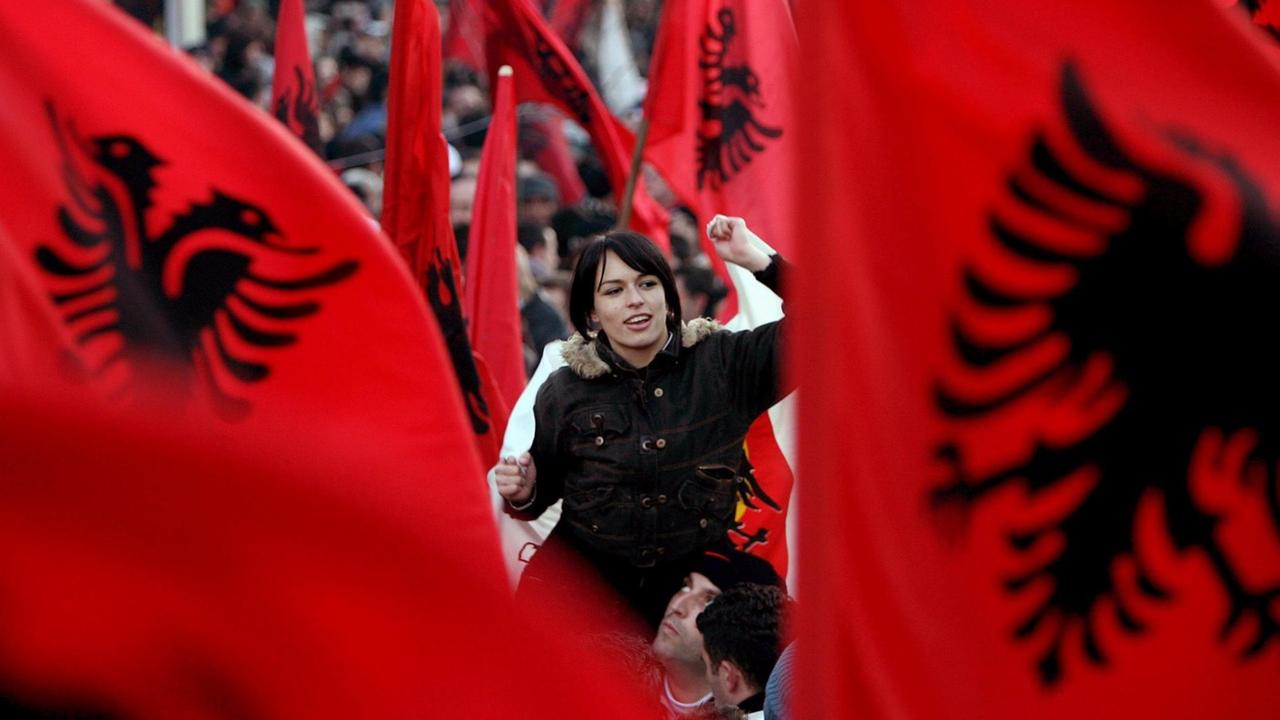 Kosovo-Albaner schwenken albanische Flaggen und feiern die Unabhängigkeit des Kosovo am 17. Februar 2008 in Pristina. Kosovo-Albaner schwenken albanische Flaggen und feiern die Unabhängigkeit des Kosovo am 17. Februar 2008 in Pristina.