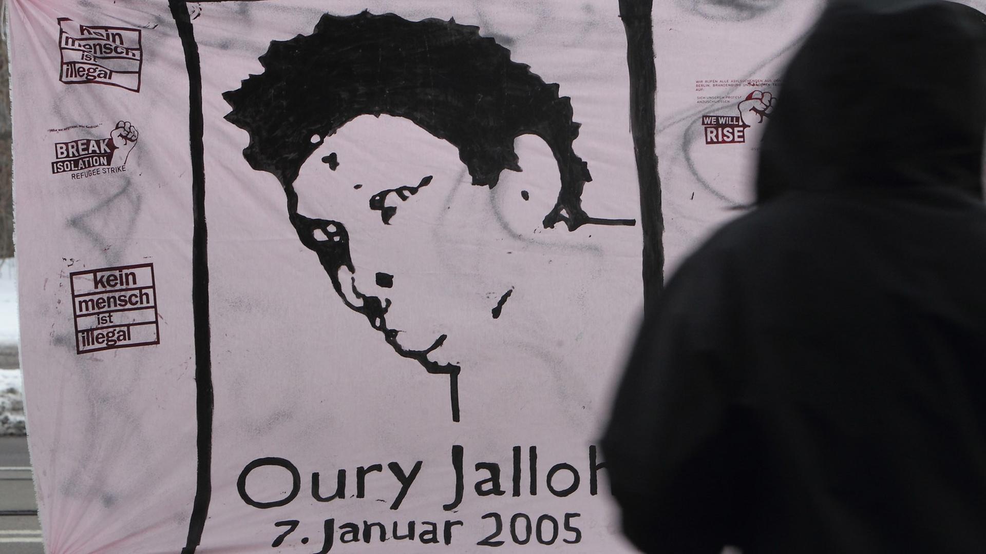 Transparent mit einem Porträt von Oury Jalloh