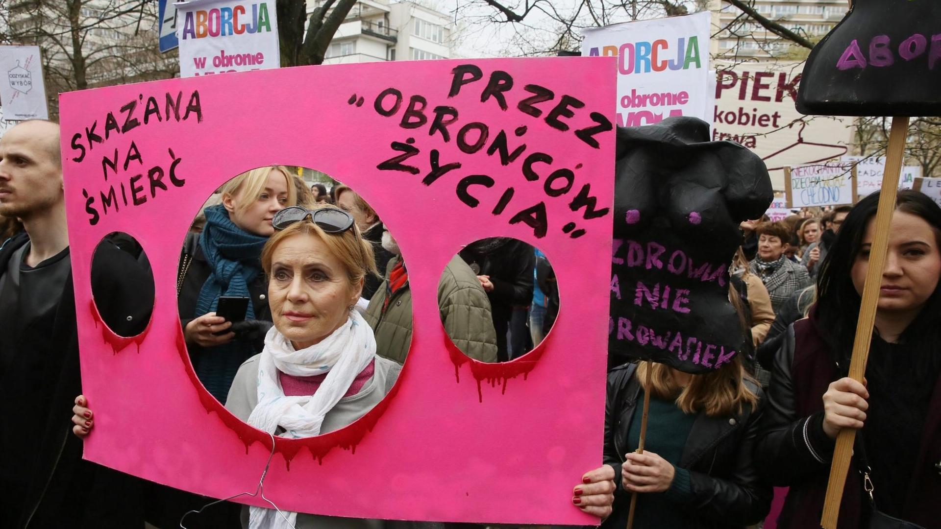 Vor dem Parlament in Warschau protestieren Frauen gegen eine Verschärfung des Abtreibungsrechts. Vor dem Parlament in Warschau protestieren Frauen gegen eine Verschärfung des Abtreibungsrechts.
