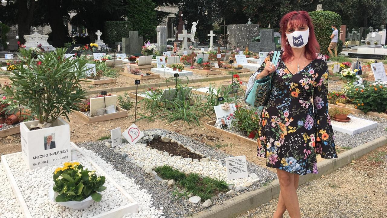 Consuelo Locati ist Anwältin von "Noi Denunceremo", einer Organisation für Hinterbliebene von Covid-19-Opfern. Sie steht mit Maske vor Gräbern auf dem Friedhof von Bergamo Consuelo Locati ist Anwältin von "Noi Denunceremo", einer Organisation für Hinterbliebene von Covid-19-Opfern. Sie steht mit Maske vor Gräbern auf dem Friedhof von Bergamo