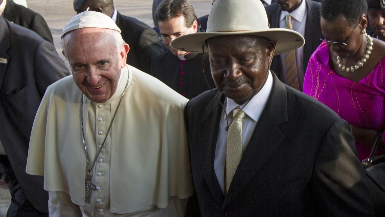 Papst Franziskus wird von Ugandas Präsident Museveni am Flughafen Entebbe empfangen. Papst Franziskus wird von Ugandas Präsident Museveni am Flughafen Entebbe empfangen.