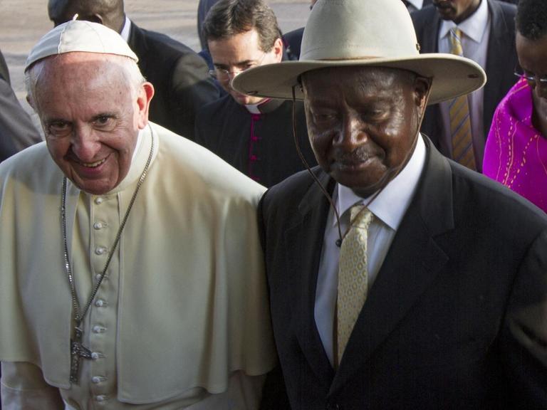 Papst Franziskus wird von Ugandas Präsident Museveni am Flughafen Entebbe empfangen.