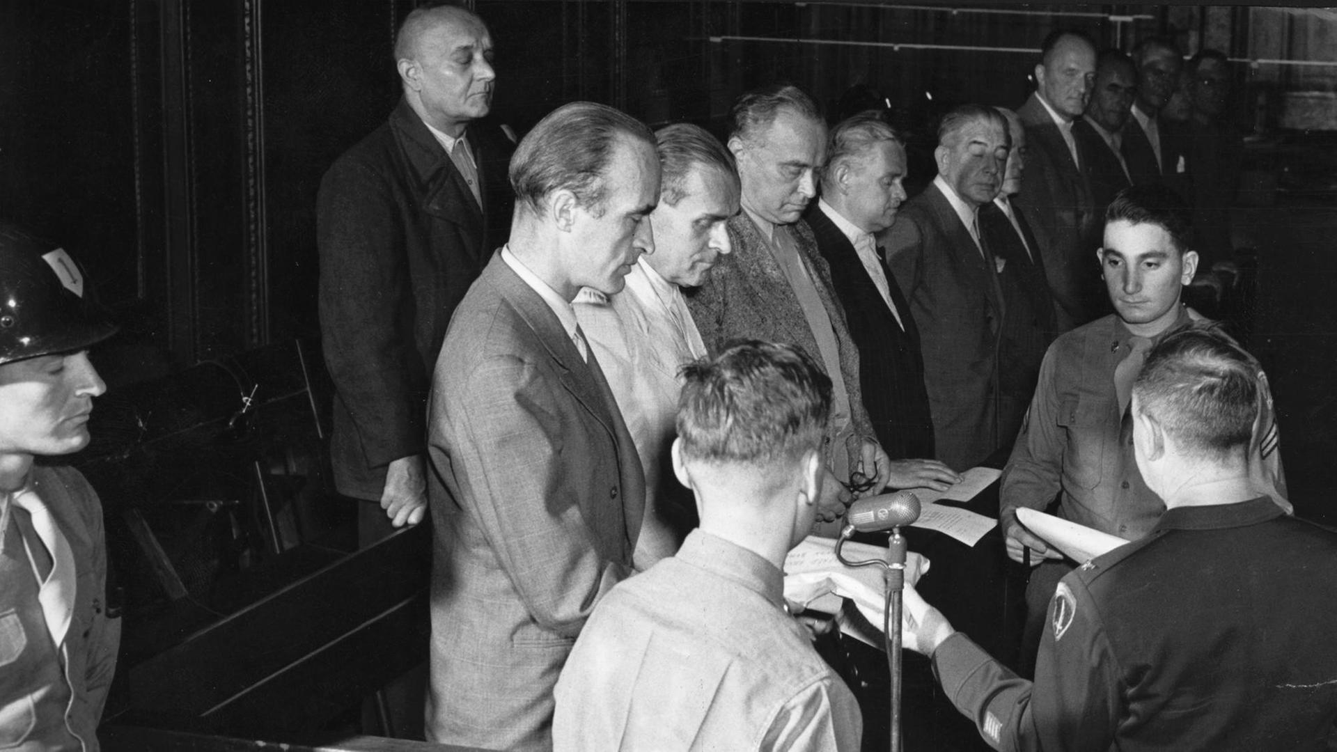 Das Bild zeigt die Ausgabe der Anklageschriften im Prozess gegen Alfried Krupp von Bohlen und Halbach, Ewald Loeser, Eduard Houdremont, Erich Müller, Hans Kupke und weitere Angeklagte Das Bild zeigt die Ausgabe der Anklageschriften im Prozess gegen Alfried Krupp von Bohlen und Halbach, Ewald Loeser, Eduard Houdremont, Erich Müller, Hans Kupke und weitere Angeklagte