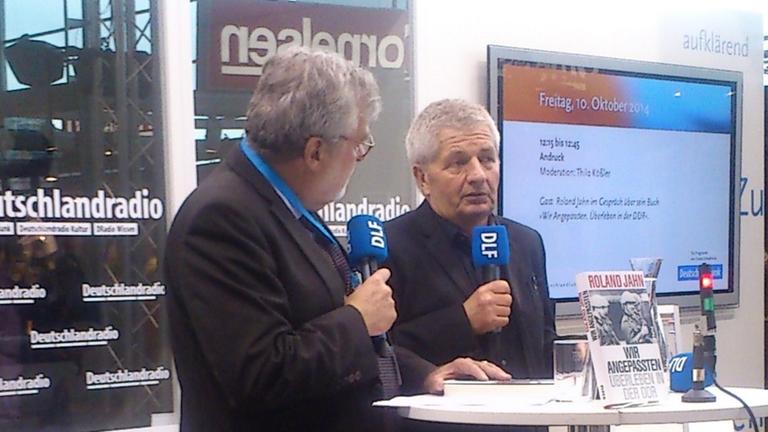 Thilo Kößler im Gespräch mit Roland Jahn am Deutschlandradio-Stand auf der Frankfurter Buchmesse