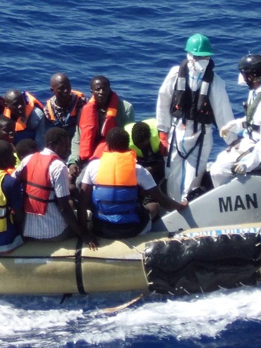 Ein Foto der italienischen Marine vom 14.09.2014 zeigt gerettete Flüchtlinge aus Afrika