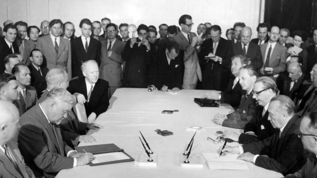 Der sowjetische Ministerpräsident Nikolai Alexandrowitsch Bulganin (l.) und Bundeskanzler Konrad Adenauer (r.) unterzeichnen im September 1955 in Moskau Dokumente: Beide Seiten sind übereingekommen, diplomatische Beziehungen aufzunehmen.