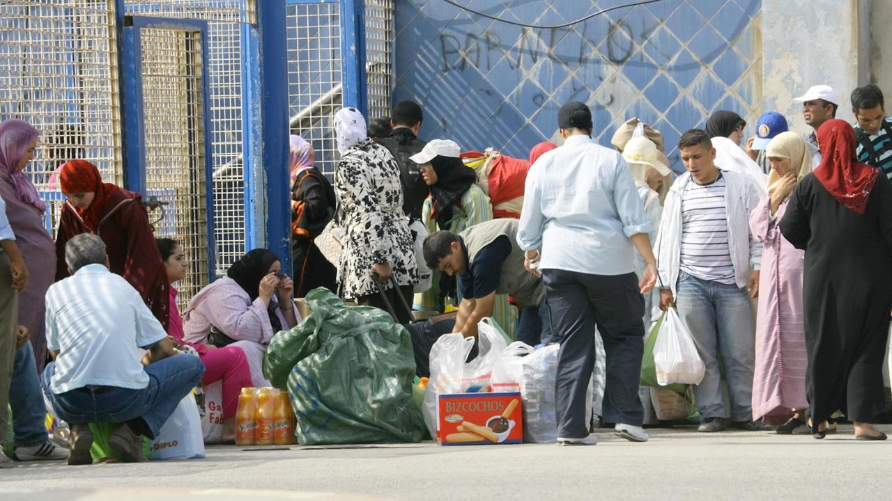 Szene am Grenzübergang der spanischen Exklave Ceuta nach Marokko, aufgenommen am 11.10.2007. Täglich überqueren hunderte marokkanischer Arbeiter die Grenze zu Fuß nach Ceuta und verlassen die autonome spanische Region am Abend wieder. Foto: Bodo Marks +++(c) dpa - Report+++ | Verwendung weltweit