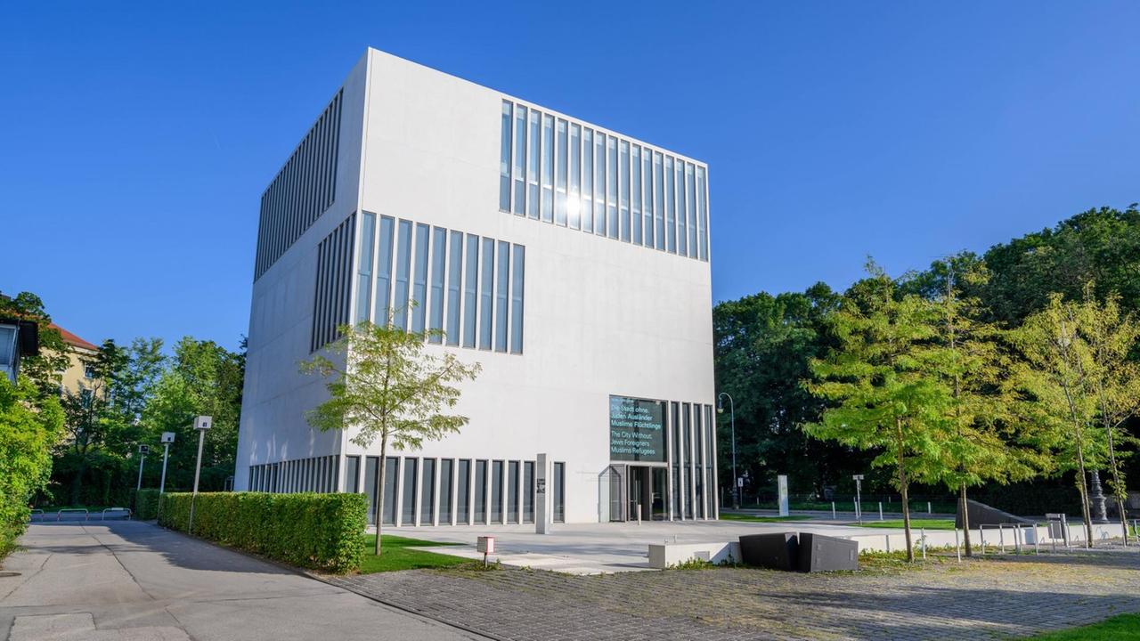 Das NS-Dokumentationszentrum am Max-Mannheimer-Platz in München. Ein kubusförmiges Gebäude aus Beton. Das NS-Dokumentationszentrum am Max-Mannheimer-Platz in München. Ein kubusförmiges Gebäude aus Beton.