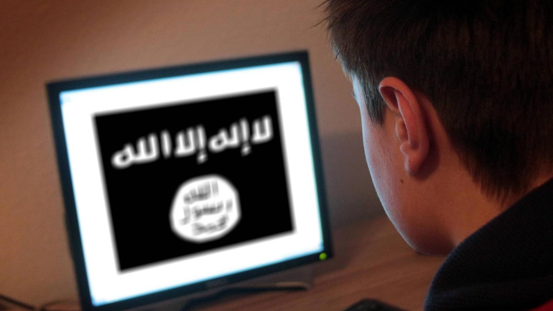Ein Jugendlicher sitzt am Bildschirm eines PCs, der die Flagge der Terrormiliz IS zeigt. Ein Jugendlicher sitzt am Bildschirm eines PCs, der die Flagge der Terrormiliz IS zeigt.