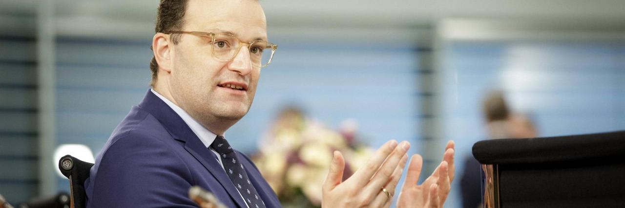 Bundesgesundheitsminister Jens Spahn spricht und hebt dabei die Hände etwas in die Luft. Bundesgesundheitsminister Jens Spahn spricht und hebt dabei die Hände etwas in die Luft.