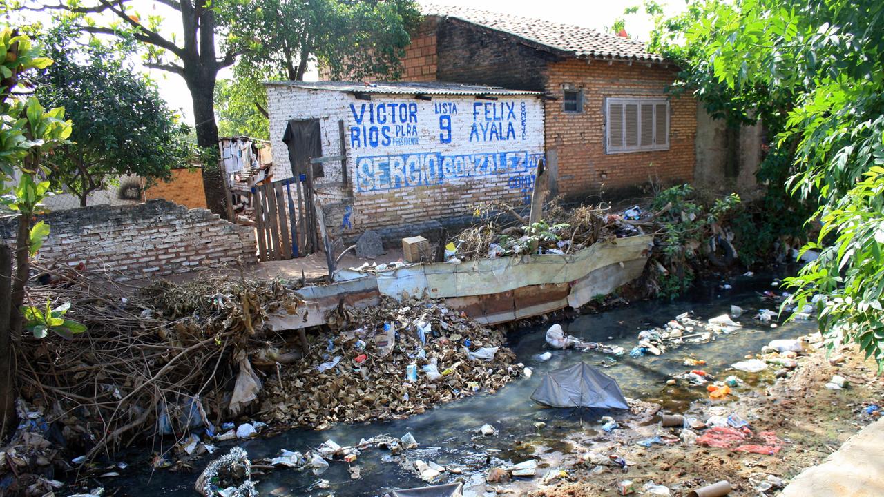 Ein vermüllter Bach im Armenviertel Bañado. Viele leben dort vom Abfall-Recycling, müssen selbst aber ohne Müllabfuhr auskommen. Ein vermüllter Bach im Armenviertel Bañado. Viele leben dort vom Abfall-Recycling, müssen selbst aber ohne Müllabfuhr auskommen.