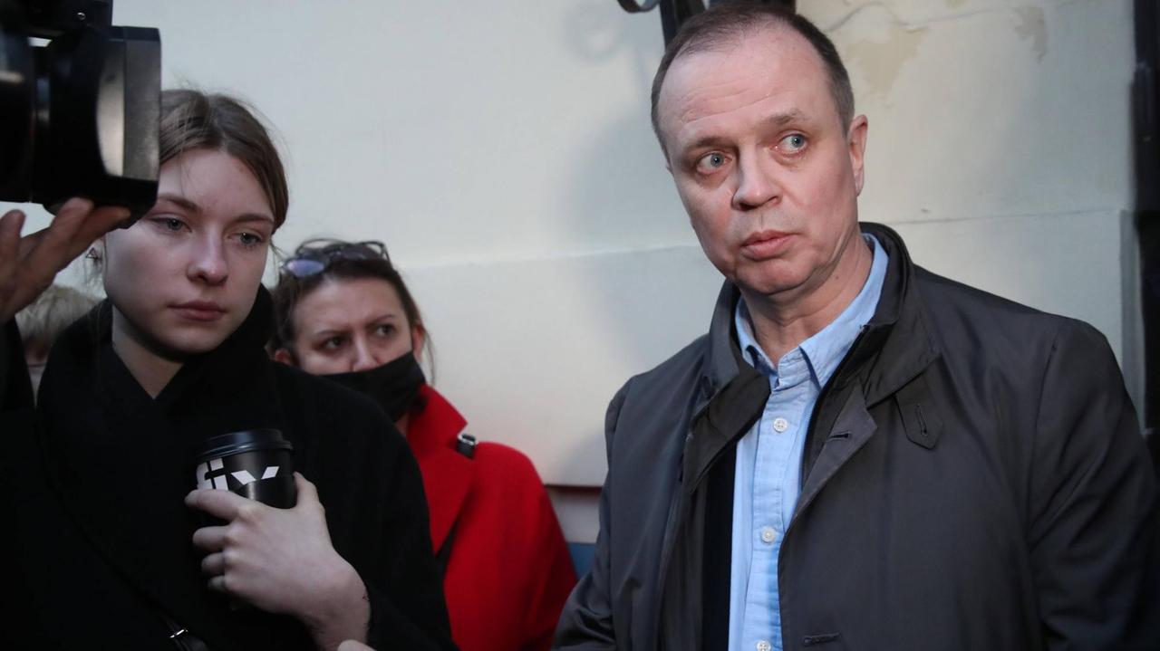 Der russische Anwalt Iwan Pawlow, der eine von Kreml-Kritiker Alexej Nawalnys Organisationen vor Gericht vertreten wollte, sieht sich nun mit Anschuldigungen in einem anderen Fall konfrontiert. Der russische Anwalt Iwan Pawlow, der eine von Kreml-Kritiker Alexej Nawalnys Organisationen vor Gericht vertreten wollte, sieht sich nun mit Anschuldigungen in einem anderen Fall konfrontiert.