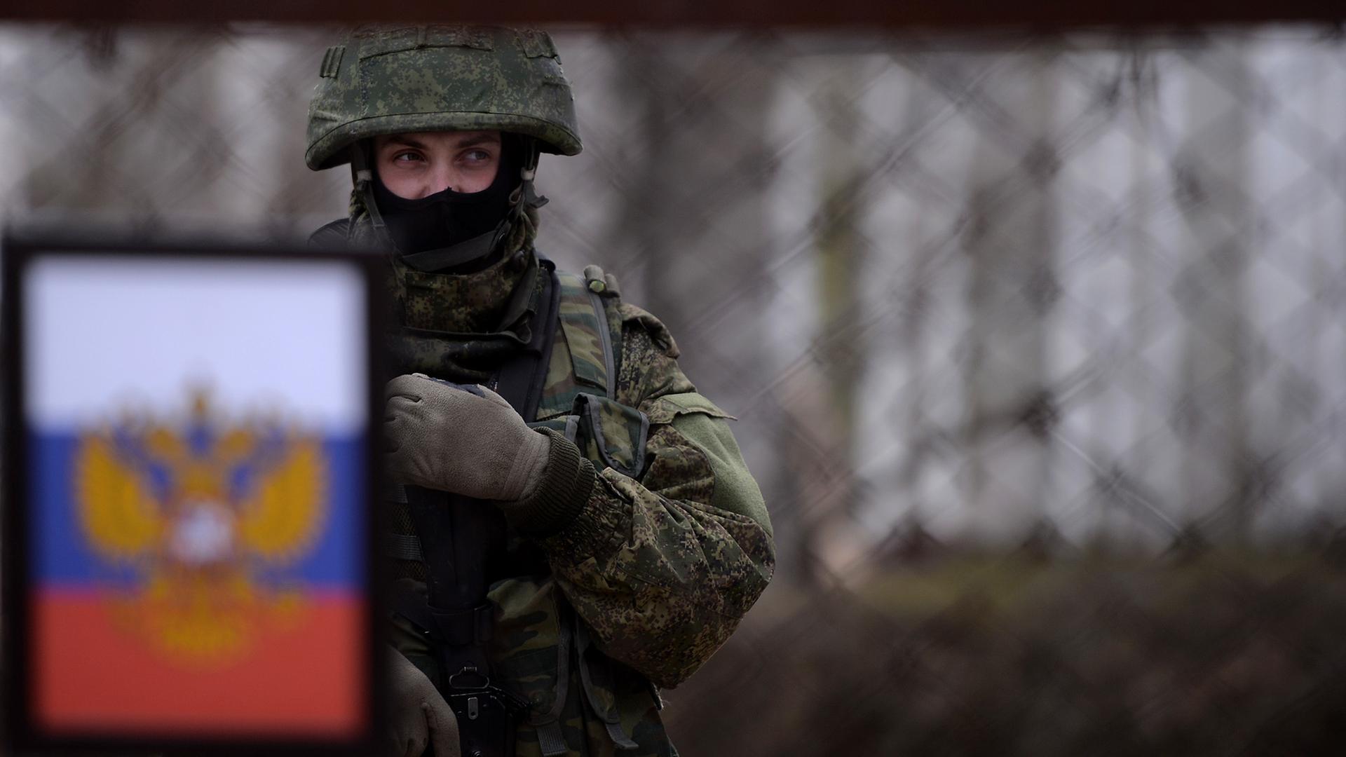 Ein russischer Soldat am ukrainischen Marinestützpunkt Novoozerne Ein russischer Soldat am ukrainischen Marinestützpunkt Novoozerne