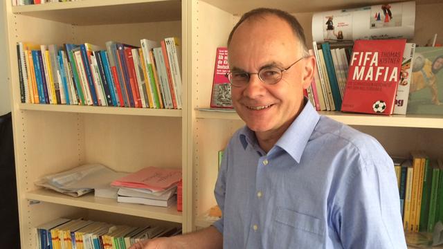 Sportwissenschaftler Ulf Gebken kümmert sich aus seinem Büro in der Uni Duisburg-Essen um die Situation von Flüchtlingen.