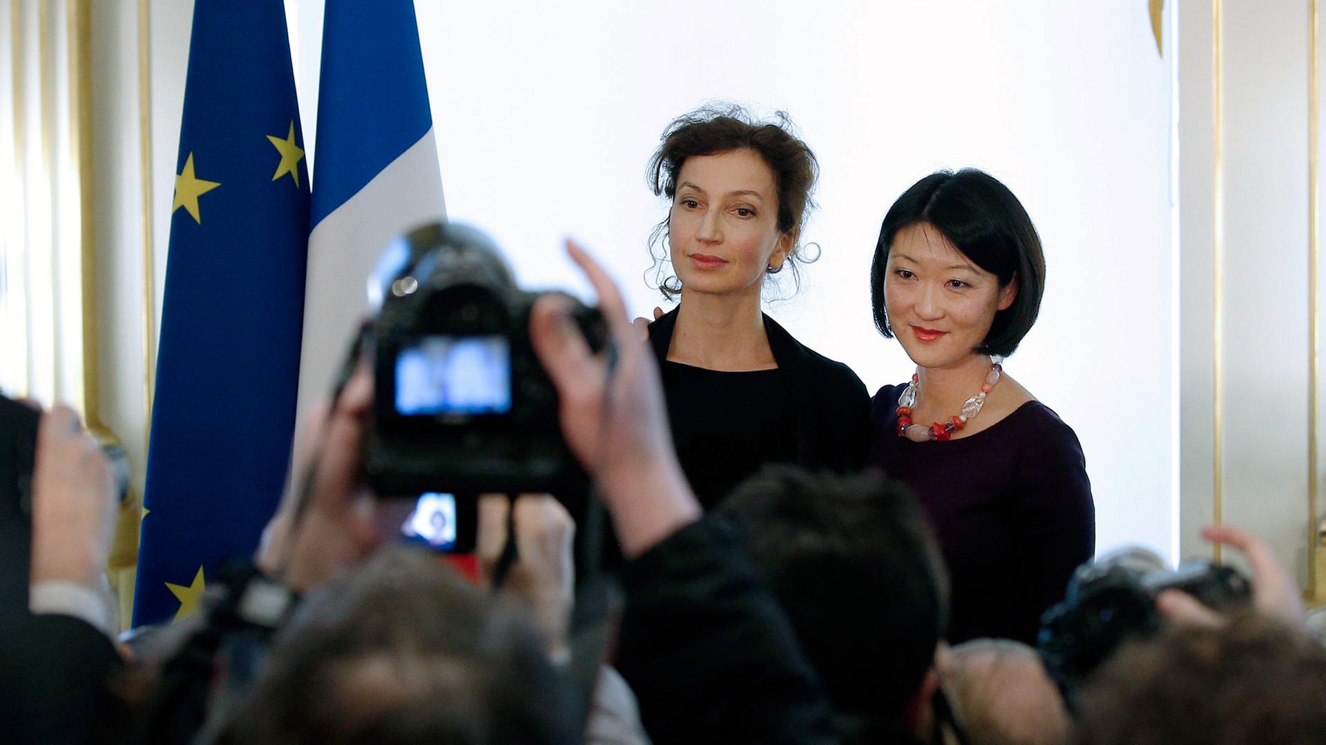 Die französische Kulturministerin Audrey Azoulay (l.) und ihre Vorgängerin Fleur Pellerin bei der Amtsübergabe im Kulturministerium in Paris, aufgenommen am 12. Februar 2016