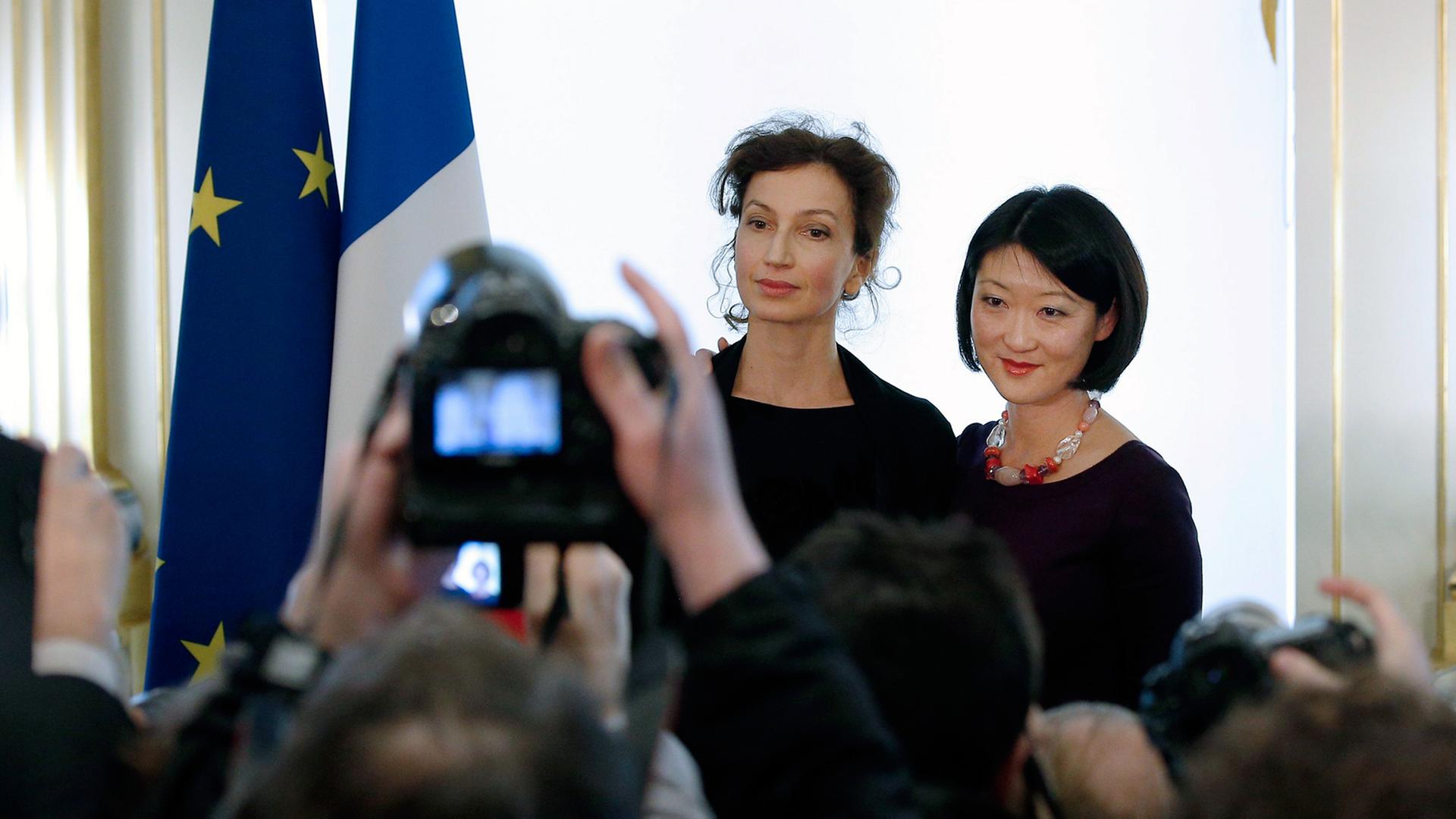 Die französische Kulturministerin Audrey Azoulay (l.) und ihre Vorgängerin Fleur Pellerin bei der Amtsübergabe im Kulturministerium in Paris, aufgenommen am 12. Februar 2016 Die französische Kulturministerin Audrey Azoulay (l.) und ihre Vorgängerin Fleur Pellerin bei der Amtsübergabe im Kulturministerium in Paris, aufgenommen am 12. Februar 2016