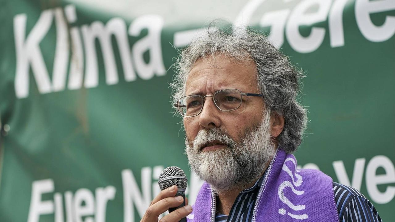 Christoph Bals, deutscher Theologe und politischer Geschäftsführer der Umweltorganisation Germanwatch, spricht in Koblenz bei einer Kundgebung: einer Grossdemo für mehr Klimaschutz. 18.05.2019 Christoph Bals, deutscher Theologe und politischer Geschäftsführer der Umweltorganisation Germanwatch, spricht in Koblenz bei einer Kundgebung: einer Grossdemo für mehr Klimaschutz. 18.05.2019
