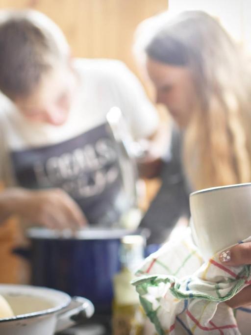 Zwei Studenten kochen zusammen in einer WG-Küche