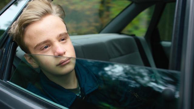 Szene aus dem Kurzfilm "Babylon" aus "The Love Europe Project": Klaus (Philipp Franck) sitzt auf der Rückbank eines fahrenden Autos und schaut träumerisch aus dem halb geöffneten Fenster