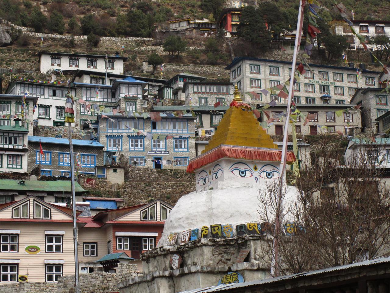 Blick auf Namche Bazar, den Hauptort der Sherpas am Mount Everest Massiv Blick auf Namche Bazar, den Hauptort der Sherpas am Mount Everest Massiv