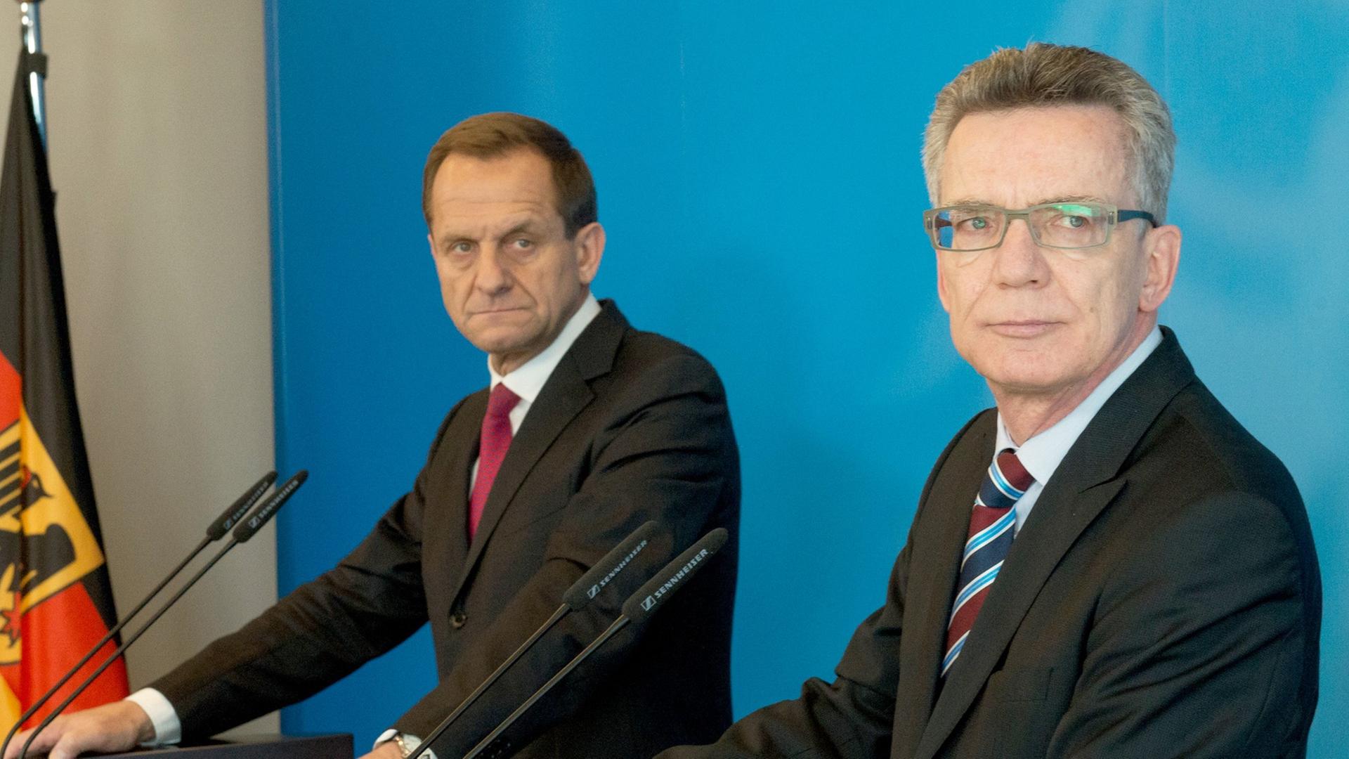 Bundesinnenminister Thomas de Maiziere (CDU, r) und der Präsident des Deutschen Olympischen Sportbundes (DOSB), Alfons Hörmann, geben 11.03.2015 in Berlin eine Pressekonferenz.