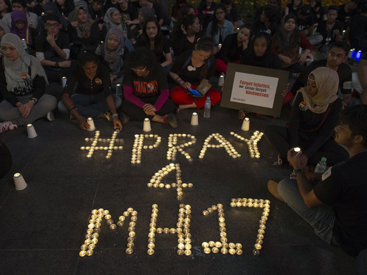 Mahnwache in Kuala Lumpur für die Opfer von Flug MH17 Mahnwache in Kuala Lumpur für die Opfer von Flug MH17