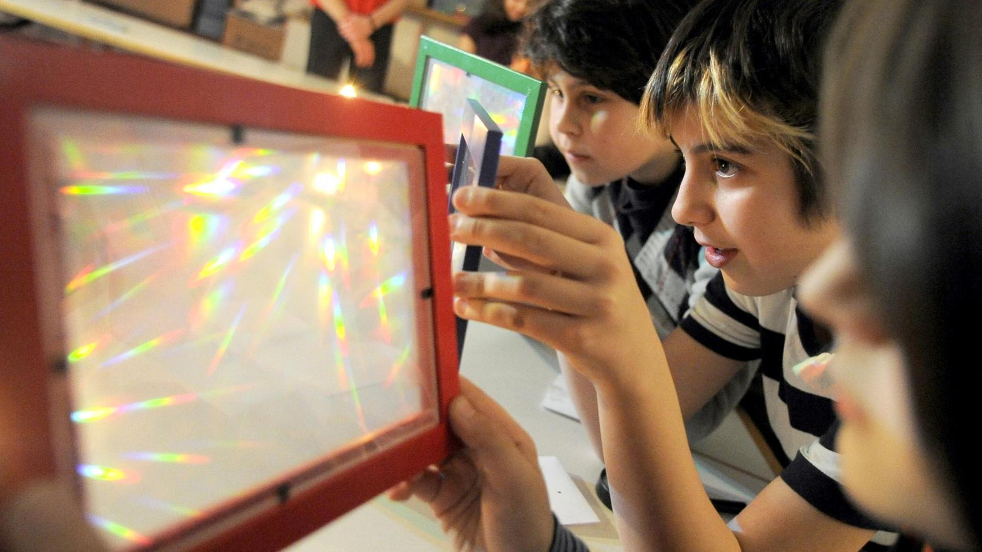 Mit einfach Experimenten lassen sich Kindern physikalische Phänomene erklären. Mit einfach Experimenten lassen sich Kindern physikalische Phänomene erklären.