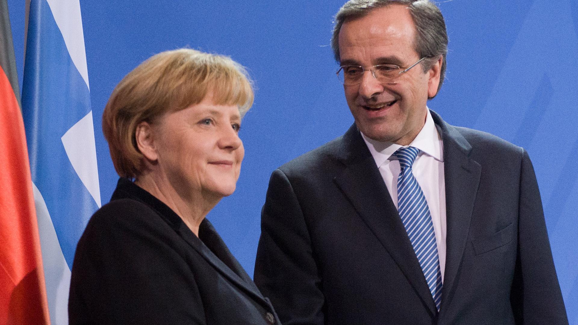 Angela Merkel und Antonis Samars geben sich die Hand. Angela Merkel und Antonis Samars geben sich die Hand.