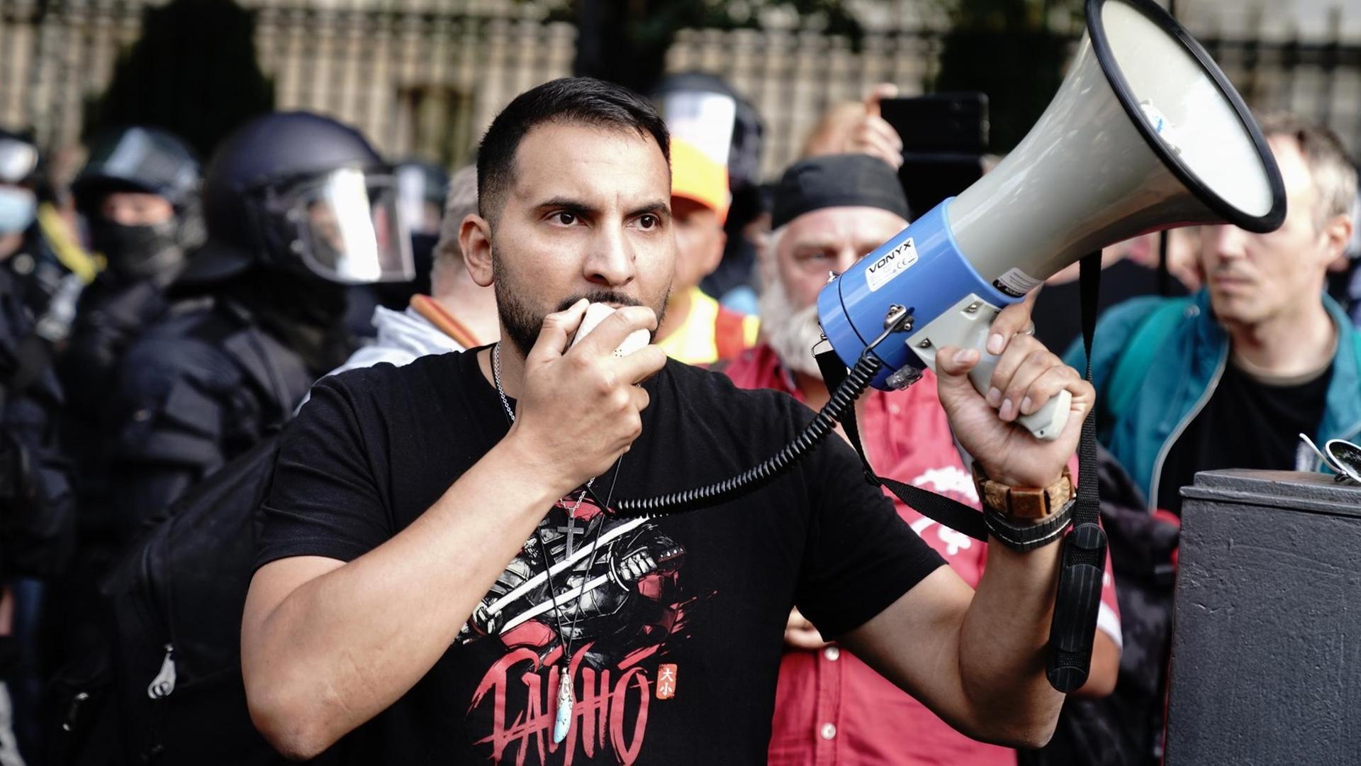 Attila Hildmann spricht vor der russischen Botschaft in Berlin bei einer Demonstration in ein Megaphon Attila Hildmann spricht vor der russischen Botschaft in Berlin bei einer Demonstration in ein Megaphon