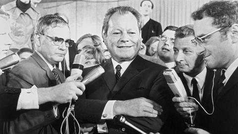 Willy Brandt bei einer Stellungnahme vor Journalisten am späten Abend in Bonn am Wahltag, dem 28.09.1969.