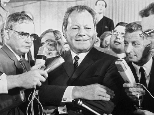 Willy Brandt bei einer Stellungnahme vor Journalisten am späten Abend in Bonn am Wahltag, dem 28.09.1969.