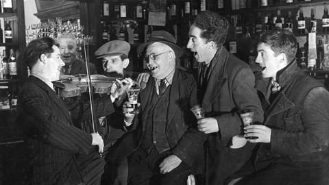 Iren singen in einem Pub - einer spielt Geige