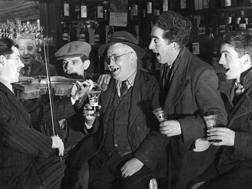Iren singen in einem Pub - einer spielt Geige