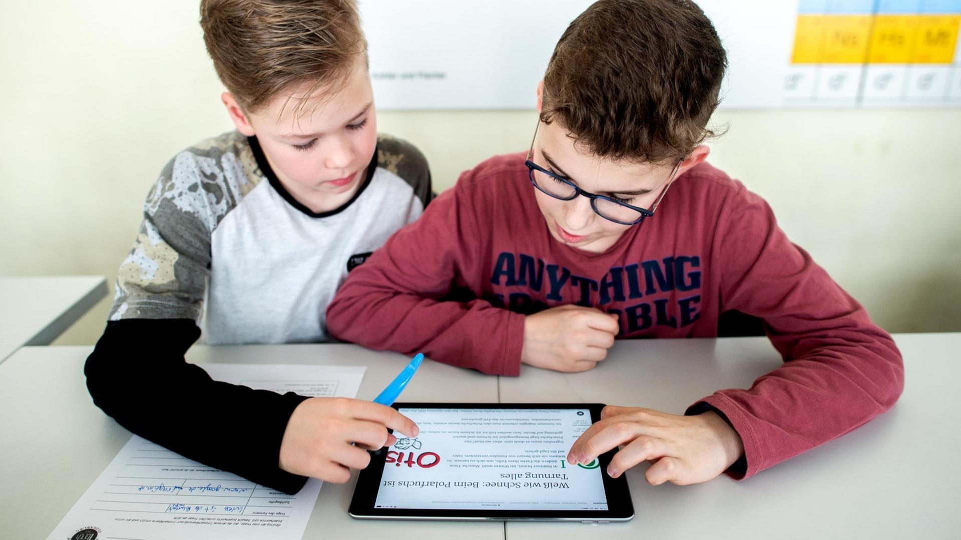 Zwei Schüler lernen während des Unterrichts am Alten Gymnasium Oldenburg mit einem iPad. Zwei Schüler lernen während des Unterrichts am Alten Gymnasium Oldenburg mit einem iPad.
