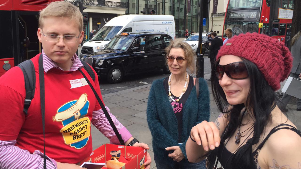Aktion „Bratwurst gegen Brexit“ des Bundesverbands Junger Unternehmer am Bahnhof Charing Cross in London Aktion „Bratwurst gegen Brexit“ des Bundesverbands Junger Unternehmer am Bahnhof Charing Cross in London