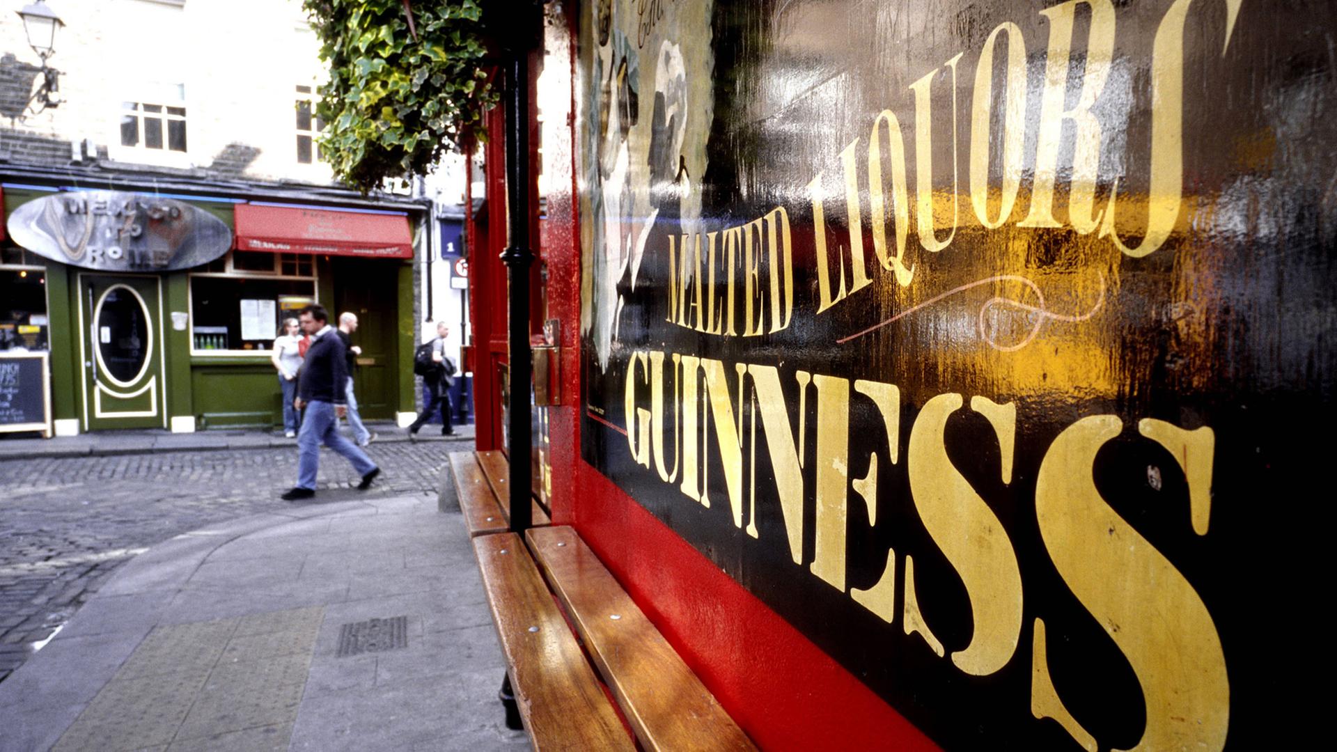 Typisch Dublin: Eine Guiness Kneipe im Stadtteil Temple Bar in Dublin
