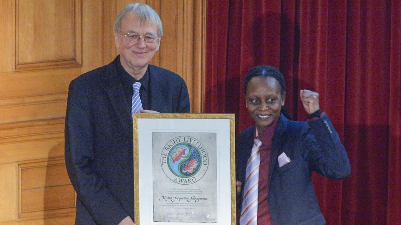 Der Gründer von dem Preis, Jakob von Uexküll, überreicht den Preis an Kasha Jacqueline Nabagesera