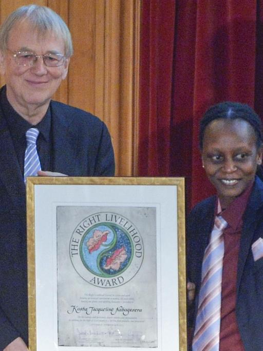 Der Gründer von dem Preis, Jakob von Uexküll, überreicht den Preis an Kasha Jacqueline Nabagesera