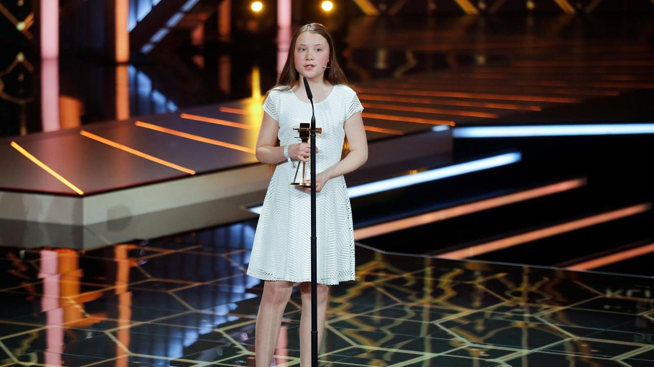 Die schwedische Umweltaktivistin Greta Thunberg erhält den Sonderpreis Klimaschutz im Rahmen der deutschen Film- und Fernsehpreise "Goldene Kamera". Die schwedische Umweltaktivistin Greta Thunberg erhält den Sonderpreis Klimaschutz im Rahmen der deutschen Film- und Fernsehpreise "Goldene Kamera".