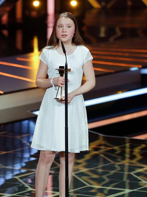 Die schwedische Umweltaktivistin Greta Thunberg erhält den Sonderpreis Klimaschutz im Rahmen der deutschen Film- und Fernsehpreise "Goldene Kamera".