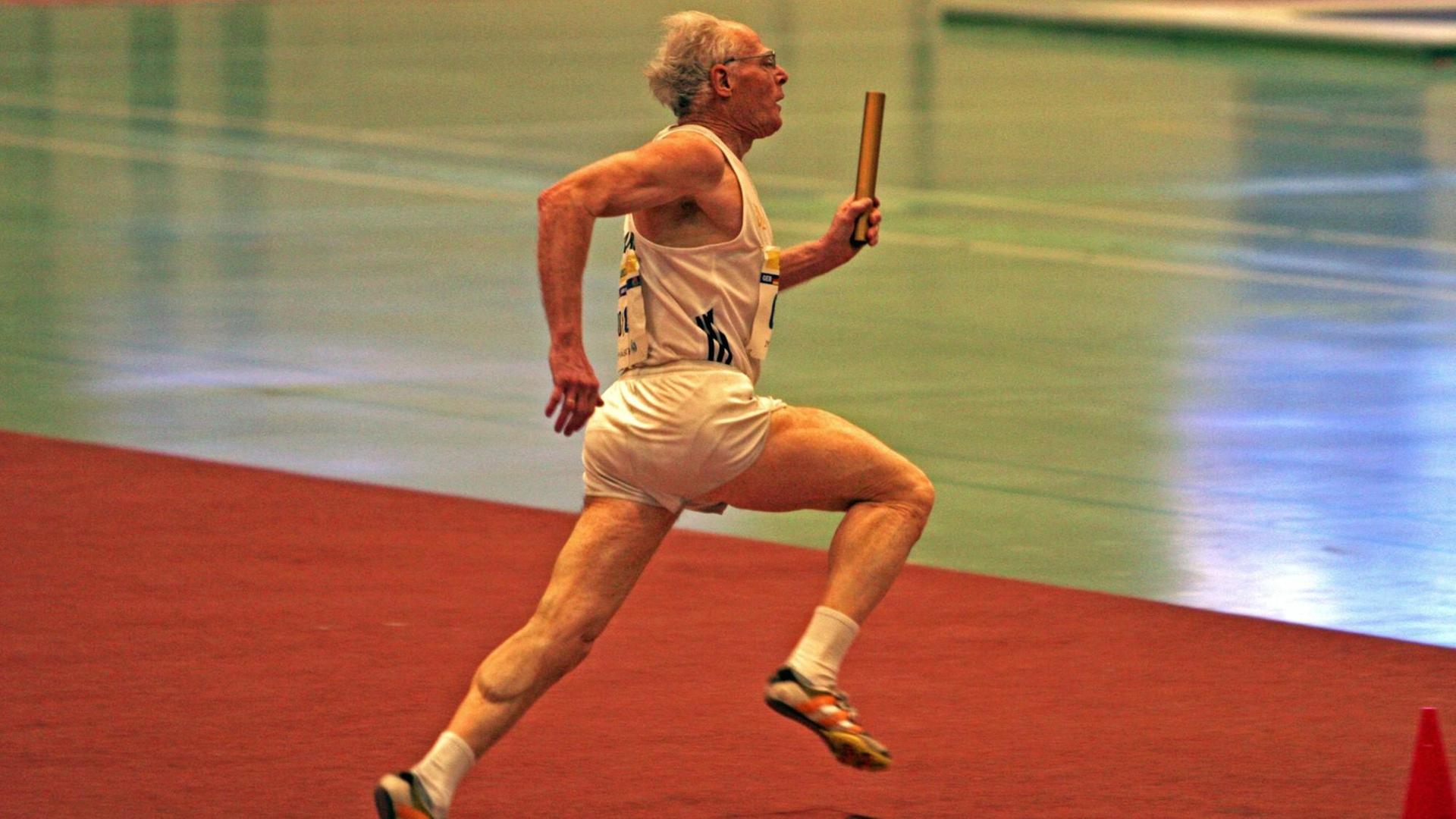 Guido Müller, der 70-jährige Ausnahmesportler, bei einem Staffel-Lauf.