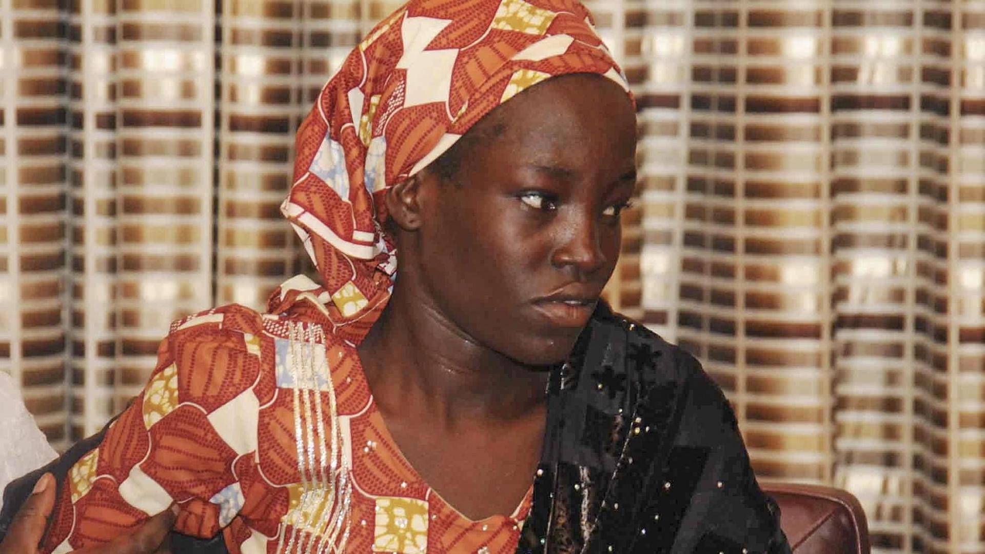 Eine der entführten jungen Frauen aus Chibok ist wieder frei - hier bei einem Empfang bei Nigerias Präsident Buhari. Eine der entführten jungen Frauen aus Chibok ist wieder frei - hier bei einem Empfang bei Nigerias Präsident Buhari.