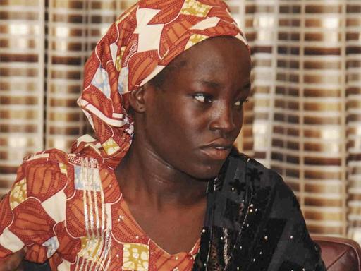 Eine der entführten jungen Frauen aus Chibok ist wieder frei - hier bei einem Empfang bei Nigerias Präsident Buhari.
