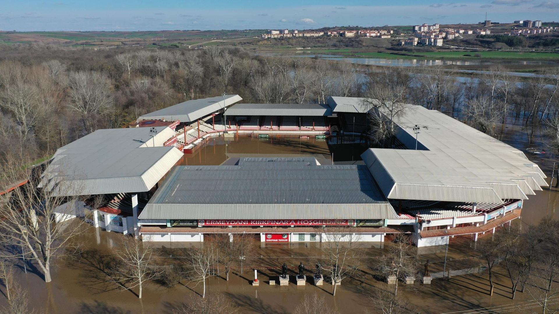 Eine Totale von einem überschwemmten Gebiet und einem Stadion Eine Totale von einem überschwemmten Gebiet und einem Stadion