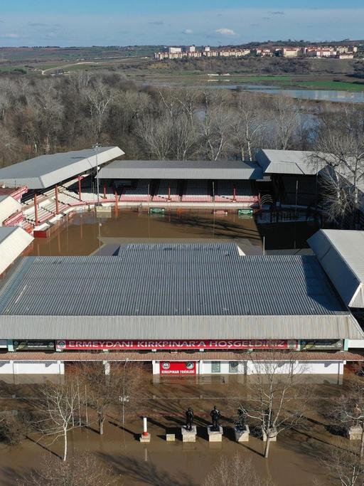 Eine Totale von einem überschwemmten Gebiet und einem Stadion