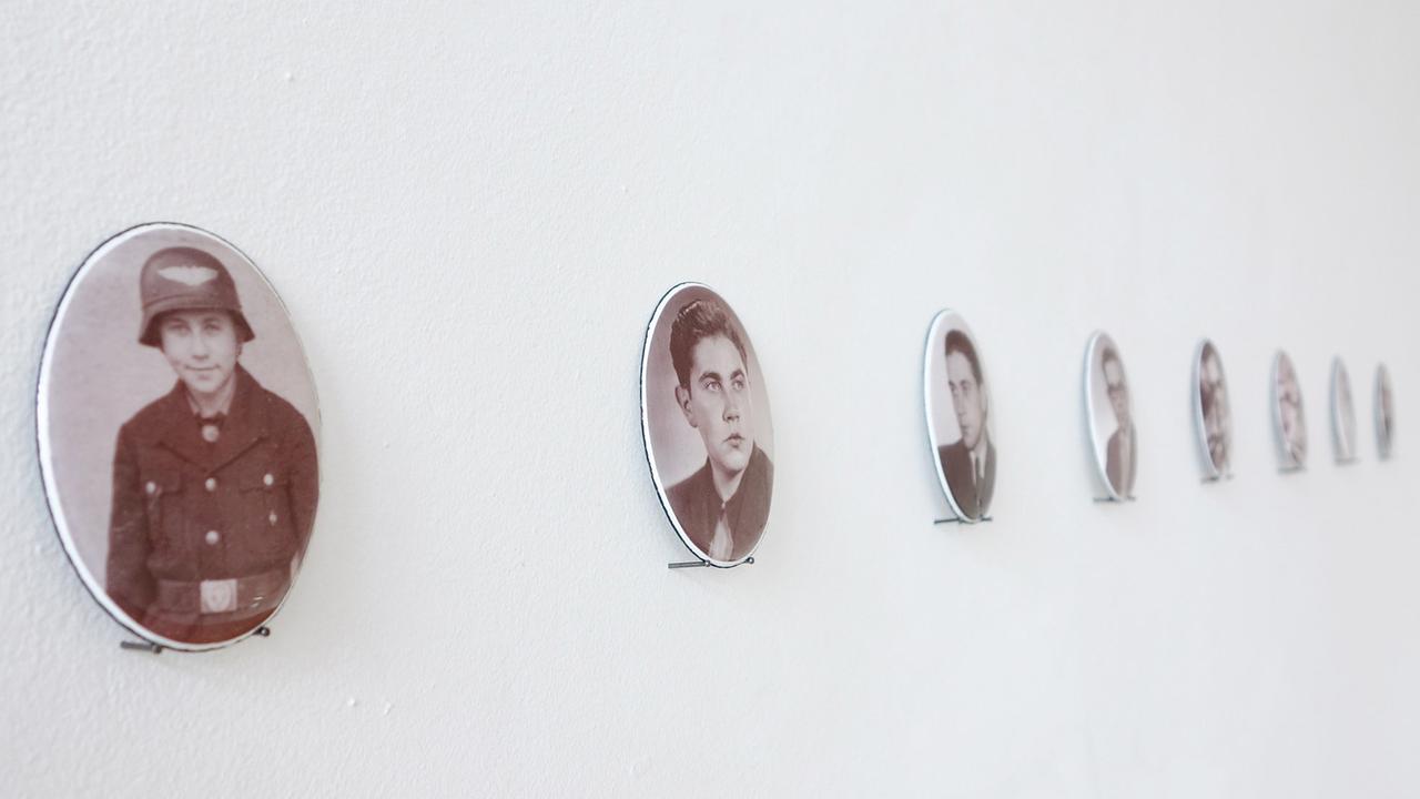 The Nine Deaths of WAB (2015), neun Emaille-Grabschilder mit Portraits des Vaters des Künstlers The Nine Deaths of WAB (2015), neun Emaille-Grabschilder mit Portraits des Vaters des Künstlers