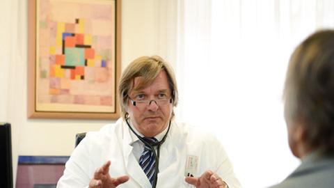 Hausarzt Markus Klett aus Stuttgart mit Patientin: Das Gespräch ist für die Diagnose oft von zentraler Bedeutung.