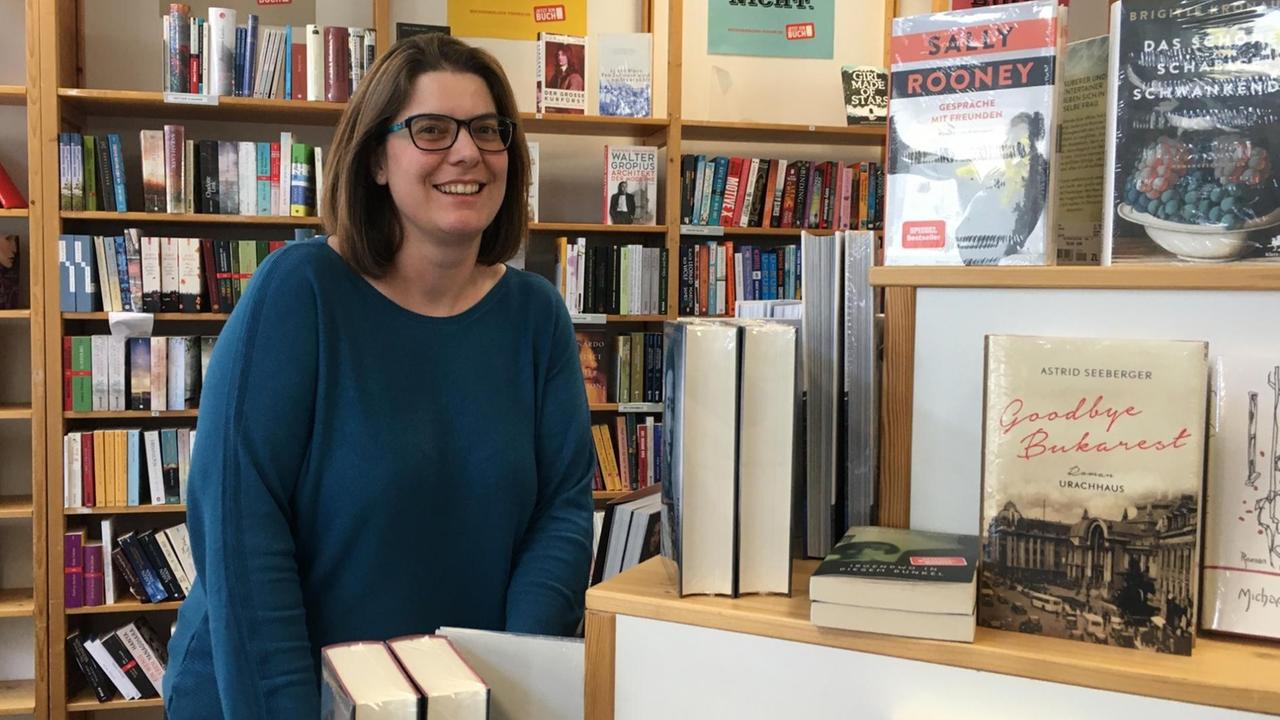 Buchhändlerin Katrin Schmidt steht vor einem Bücherregal in ihrem Geschäft. Buchhändlerin Katrin Schmidt steht vor einem Bücherregal in ihrem Geschäft.