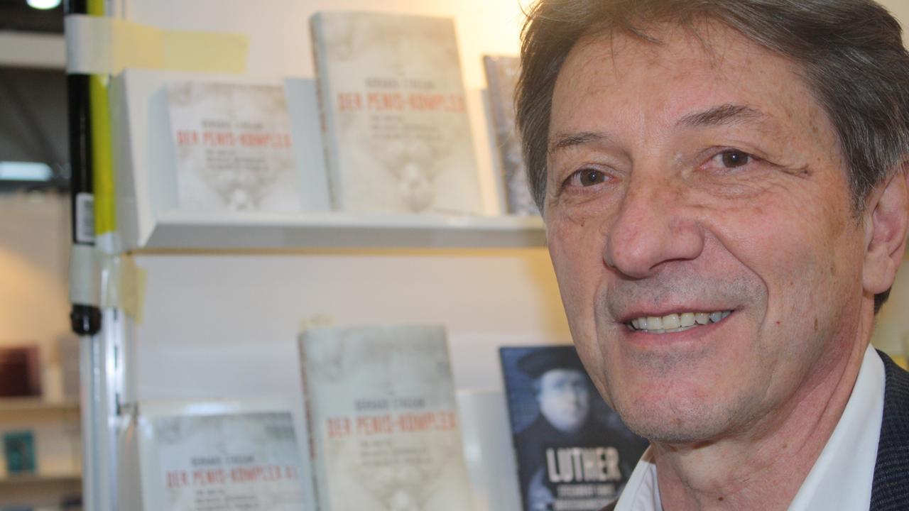 Gerhard Staguhn und sein Buch "Der Penis-Komplex" auf der Leipziger Buchmesse 2017 Gerhard Staguhn und sein Buch "Der Penis-Komplex" auf der Leipziger Buchmesse 2017
